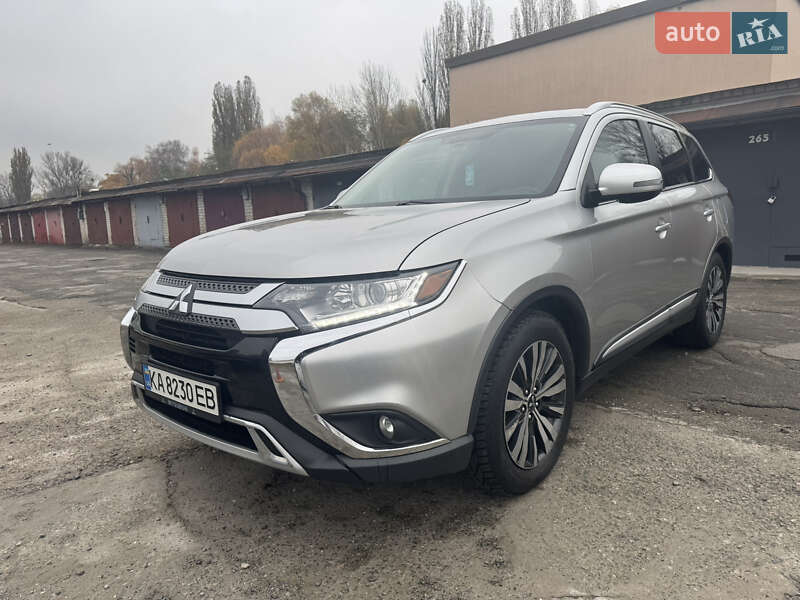 Внедорожник / Кроссовер Mitsubishi Outlander 2019 в Киеве