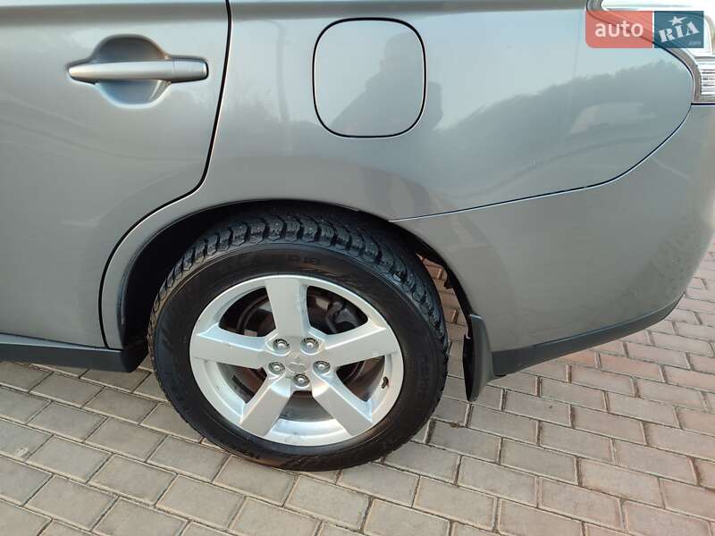 Внедорожник / Кроссовер Mitsubishi Outlander 2013 в Львове