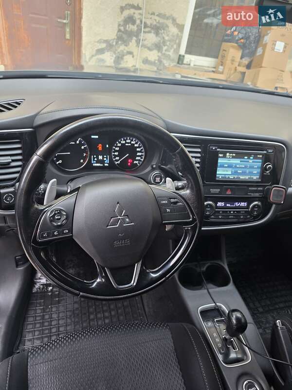 Позашляховик / Кросовер Mitsubishi Outlander 2016 в Львові