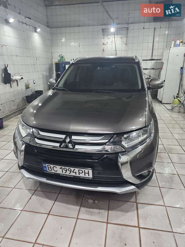 Позашляховик / Кросовер Mitsubishi Outlander 2016 в Львові
