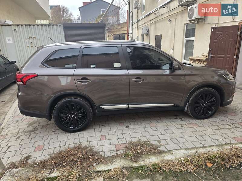 Позашляховик / Кросовер Mitsubishi Outlander 2016 в Львові