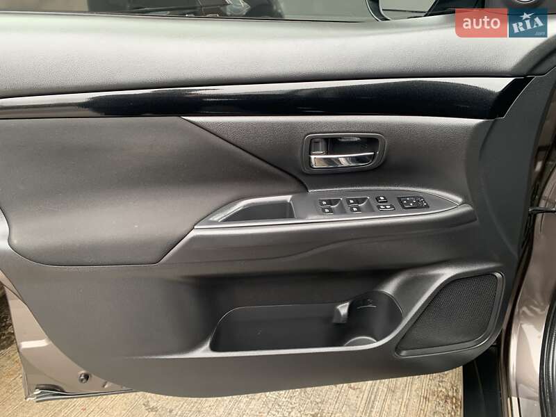 Внедорожник / Кроссовер Mitsubishi Outlander 2018 в Киеве фото 70 Внедорожник / Кроссовер Mitsubishi Outlander 2018 в Киеве