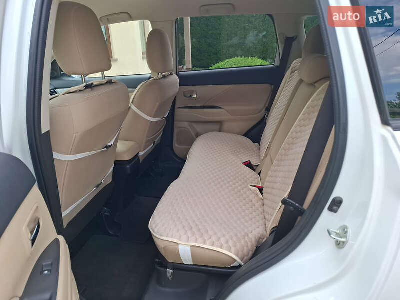 Позашляховик / Кросовер Mitsubishi Outlander 2016 в Ужгороді