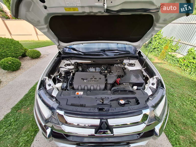 Позашляховик / Кросовер Mitsubishi Outlander 2016 в Ужгороді