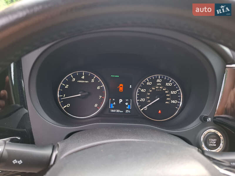 Позашляховик / Кросовер Mitsubishi Outlander 2016 в Ужгороді