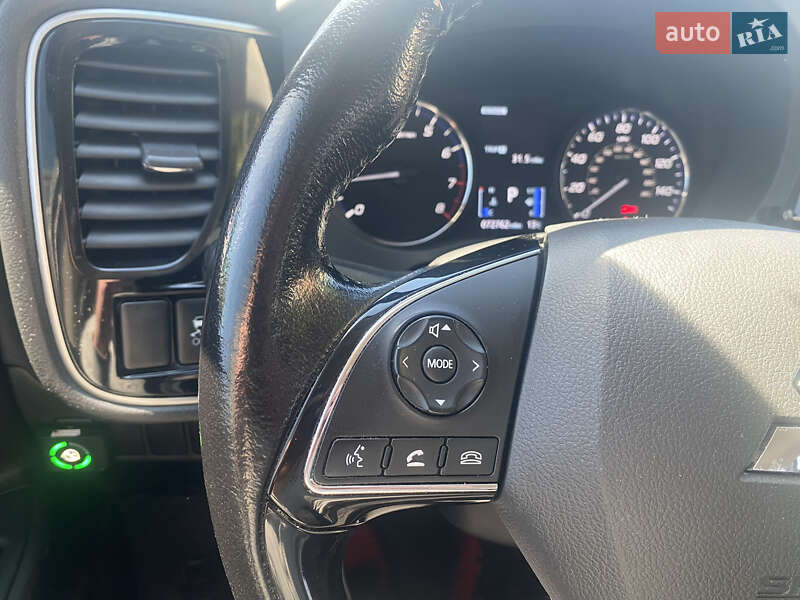 Внедорожник / Кроссовер Mitsubishi Outlander 2015 в Киеве