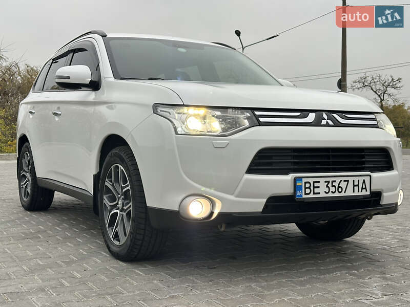 Внедорожник / Кроссовер Mitsubishi Outlander 2013 в Николаеве