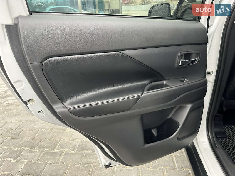 Внедорожник / Кроссовер Mitsubishi Outlander 2013 в Николаеве