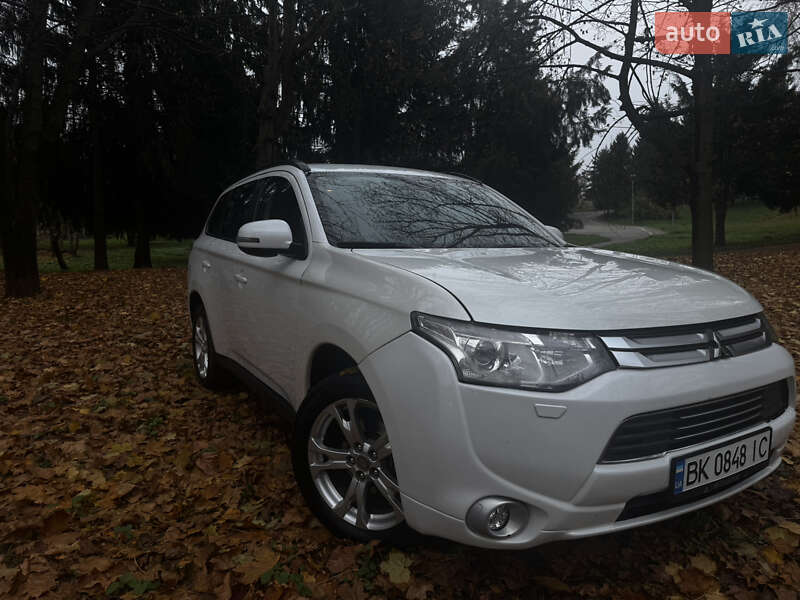 Внедорожник / Кроссовер Mitsubishi Outlander 2012 в Ровно