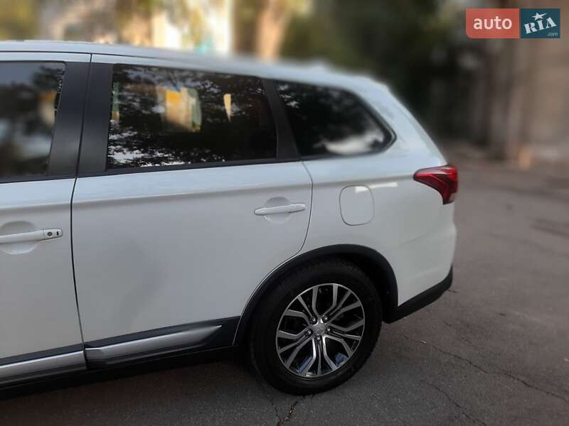 Внедорожник / Кроссовер Mitsubishi Outlander 2017 в Одессе
