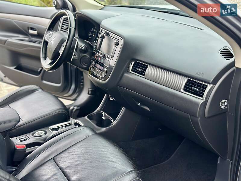 Внедорожник / Кроссовер Mitsubishi Outlander 2013 в Вараше фото 38 Внедорожник / Кроссовер Mitsubishi Outlander 2013 в Вараше