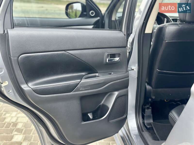 Внедорожник / Кроссовер Mitsubishi Outlander 2013 в Вараше фото 45 Внедорожник / Кроссовер Mitsubishi Outlander 2013 в Вараше
