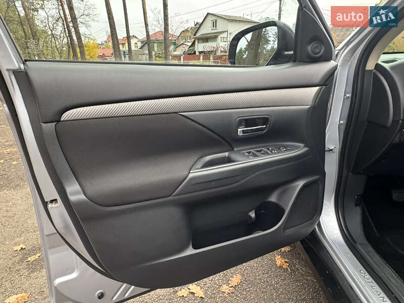 Позашляховик / Кросовер Mitsubishi Outlander 2013 в Києві