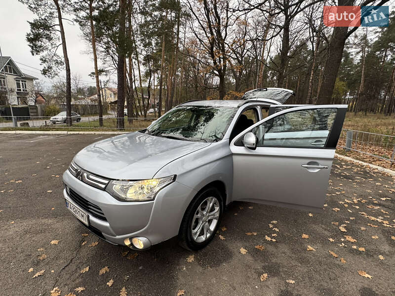 Позашляховик / Кросовер Mitsubishi Outlander 2013 в Києві
