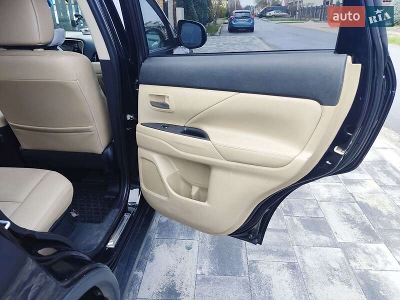 Внедорожник / Кроссовер Mitsubishi Outlander 2016 в Киеве