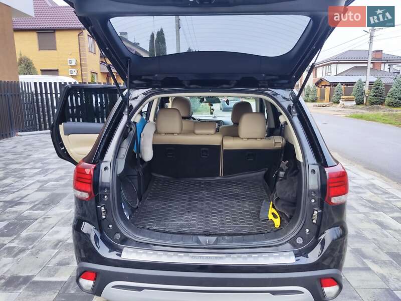 Внедорожник / Кроссовер Mitsubishi Outlander 2016 в Киеве