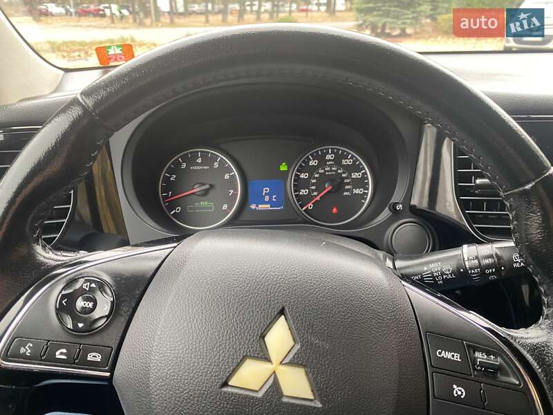 Внедорожник / Кроссовер Mitsubishi Outlander 2016 в Виннице
