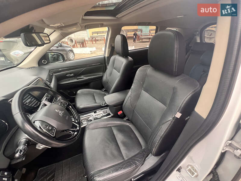 Внедорожник / Кроссовер Mitsubishi Outlander 2016 в Львове
