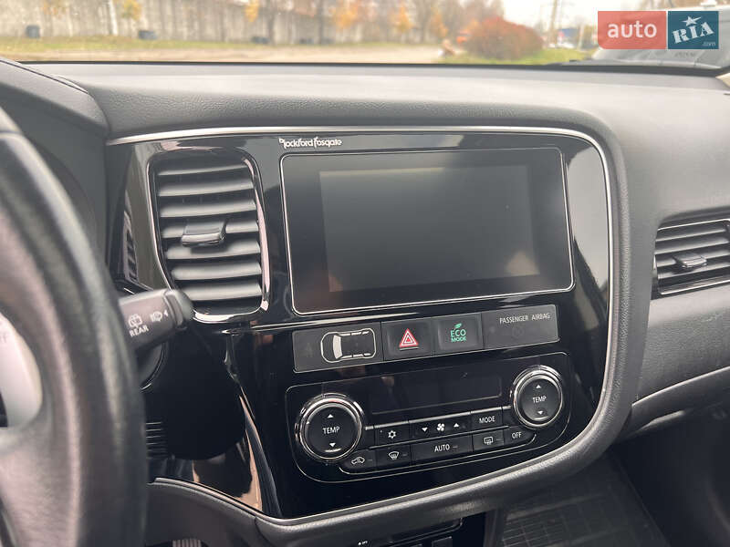 Внедорожник / Кроссовер Mitsubishi Outlander 2016 в Львове