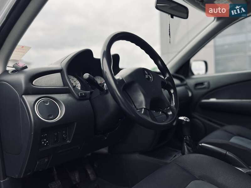 Позашляховик / Кросовер Mitsubishi Outlander 2006 в Чернівцях фото 15 Позашляховик / Кросовер Mitsubishi Outlander 2006 в Чернівцях