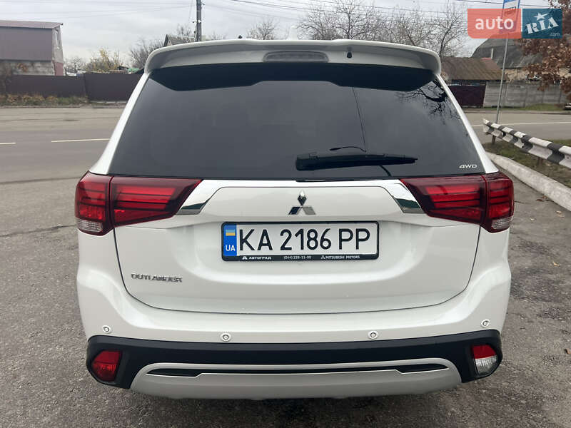 Позашляховик / Кросовер Mitsubishi Outlander 2020 в Києві