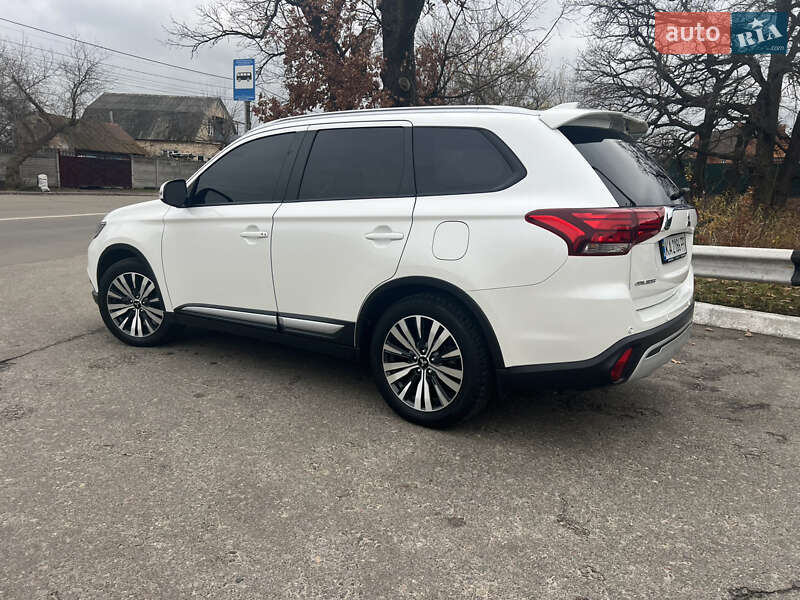 Позашляховик / Кросовер Mitsubishi Outlander 2020 в Києві