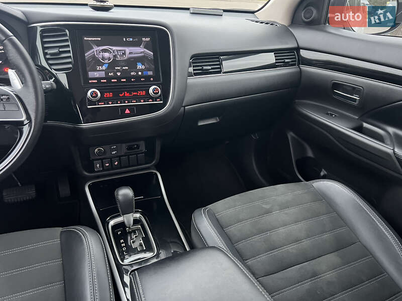 Позашляховик / Кросовер Mitsubishi Outlander 2020 в Києві