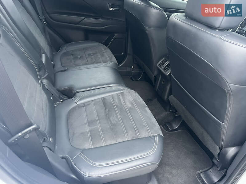 Позашляховик / Кросовер Mitsubishi Outlander 2020 в Києві