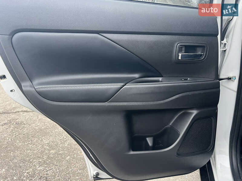 Позашляховик / Кросовер Mitsubishi Outlander 2020 в Києві