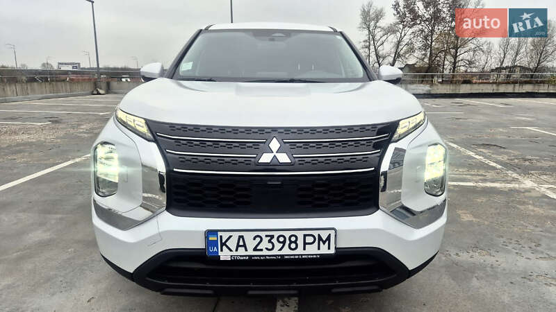 Внедорожник / Кроссовер Mitsubishi Outlander 2023 в Киеве