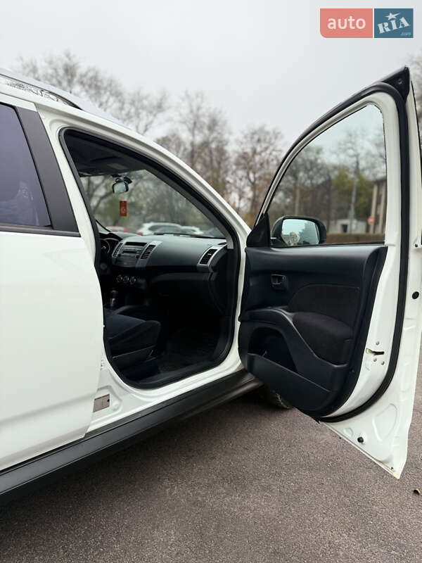 Внедорожник / Кроссовер Mitsubishi Outlander 2010 в Каменском фото 5 Внедорожник / Кроссовер Mitsubishi Outlander 2010 в Каменском