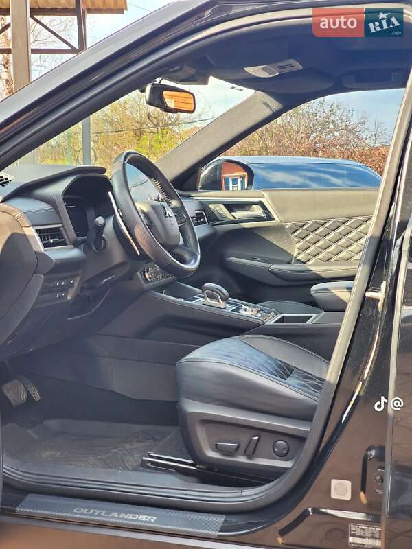 Позашляховик / Кросовер Mitsubishi Outlander 2023 в Кривому Розі