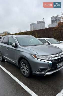 Внедорожник / Кроссовер Mitsubishi Outlander 2016 в Киеве