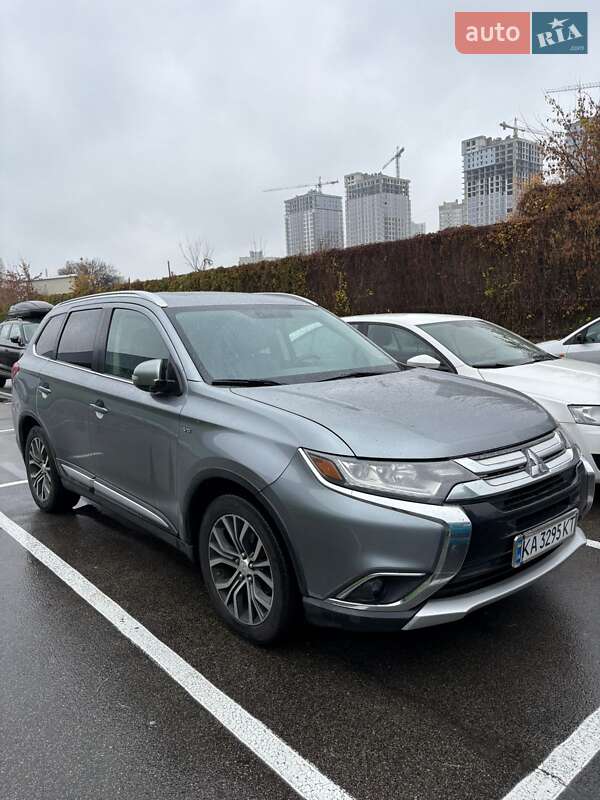 Внедорожник / Кроссовер Mitsubishi Outlander 2016 в Киеве