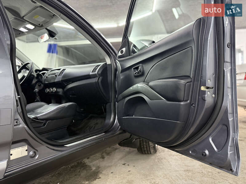 Позашляховик / Кросовер Mitsubishi Outlander 2008 в Кременці