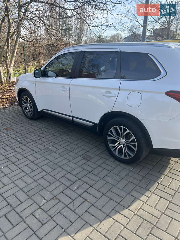 Позашляховик / Кросовер Mitsubishi Outlander 2016 в Чернівцях