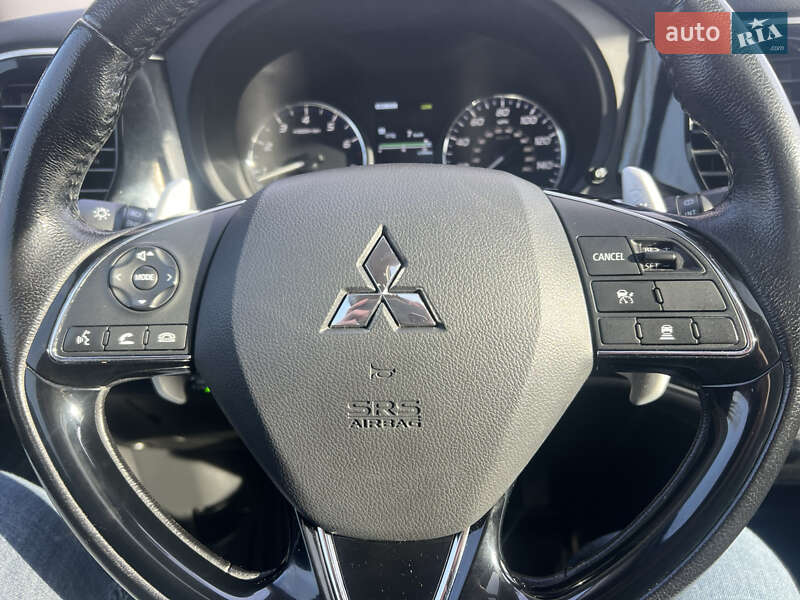 Позашляховик / Кросовер Mitsubishi Outlander 2016 в Чернівцях