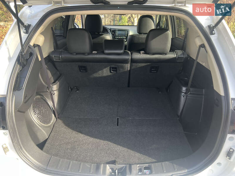 Позашляховик / Кросовер Mitsubishi Outlander 2016 в Чернівцях