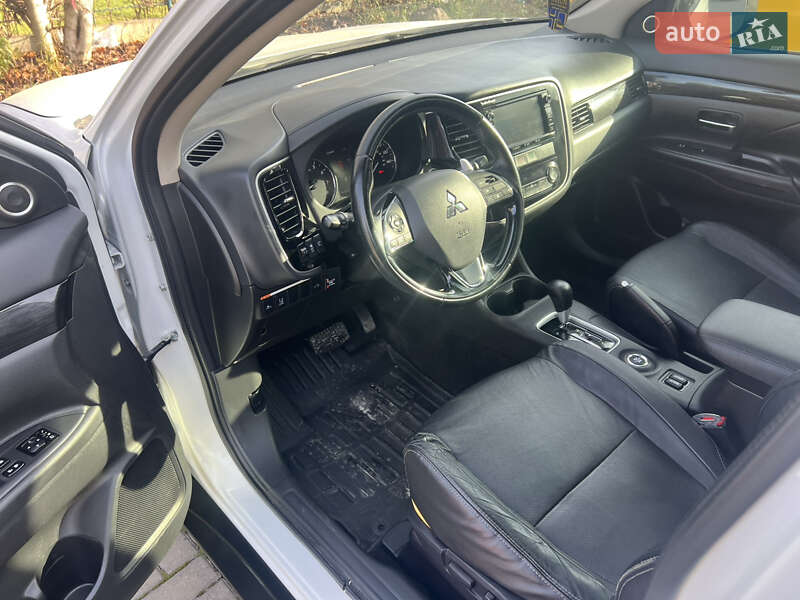 Позашляховик / Кросовер Mitsubishi Outlander 2016 в Чернівцях