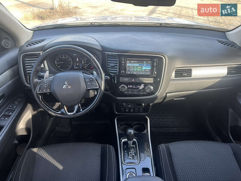 Внедорожник / Кроссовер Mitsubishi Outlander 2017 в Киеве