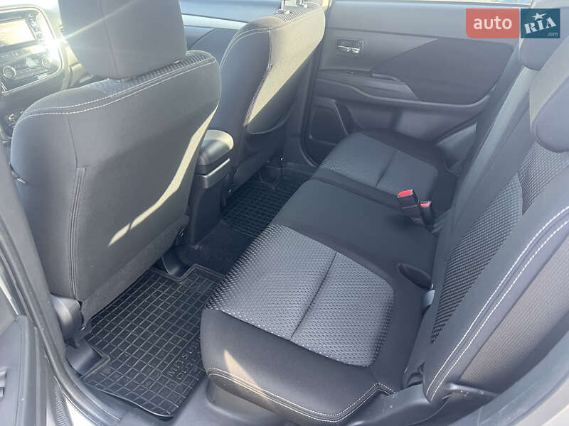 Внедорожник / Кроссовер Mitsubishi Outlander 2017 в Киеве