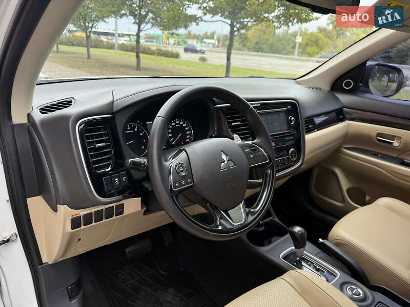 Позашляховик / Кросовер Mitsubishi Outlander 2015 в Києві