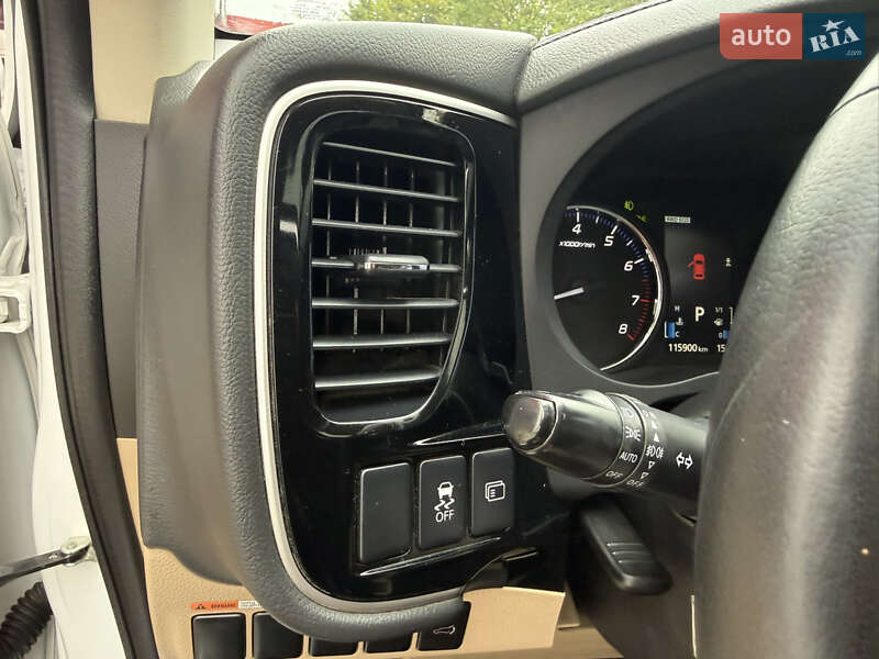 Позашляховик / Кросовер Mitsubishi Outlander 2015 в Києві