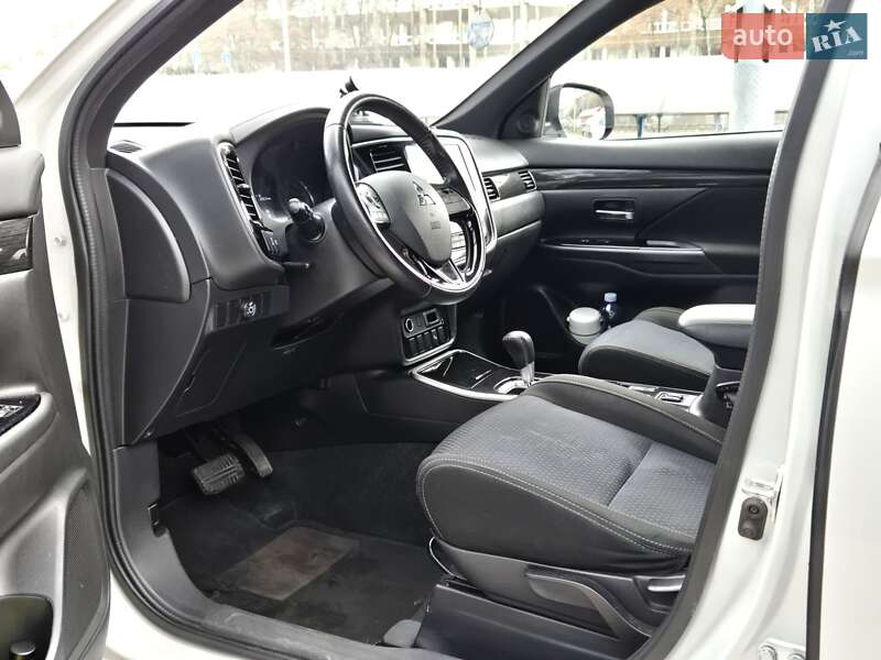 Внедорожник / Кроссовер Mitsubishi Outlander 2017 в Киеве фото 8 Внедорожник / Кроссовер Mitsubishi Outlander 2017 в Киеве