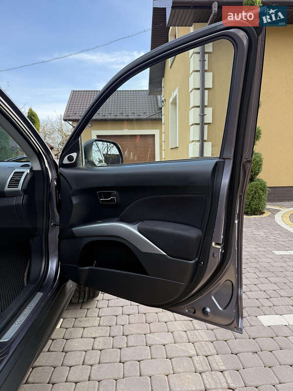 Внедорожник / Кроссовер Mitsubishi Outlander 2009 в Косове фото 12 Внедорожник / Кроссовер Mitsubishi Outlander 2009 в Косове