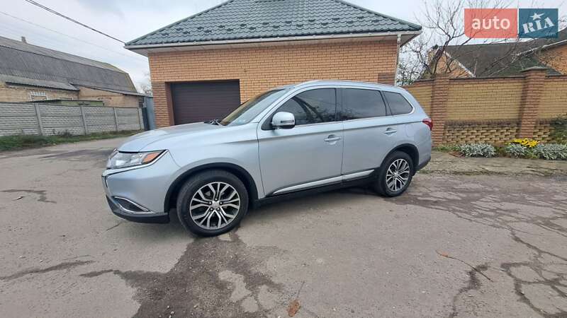 Позашляховик / Кросовер Mitsubishi Outlander 2017 в Києві