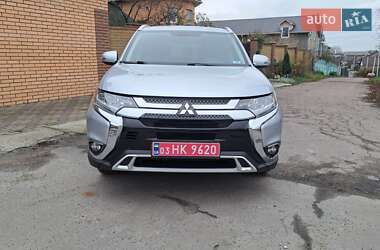 Позашляховик / Кросовер Mitsubishi Outlander 2017 в Києві