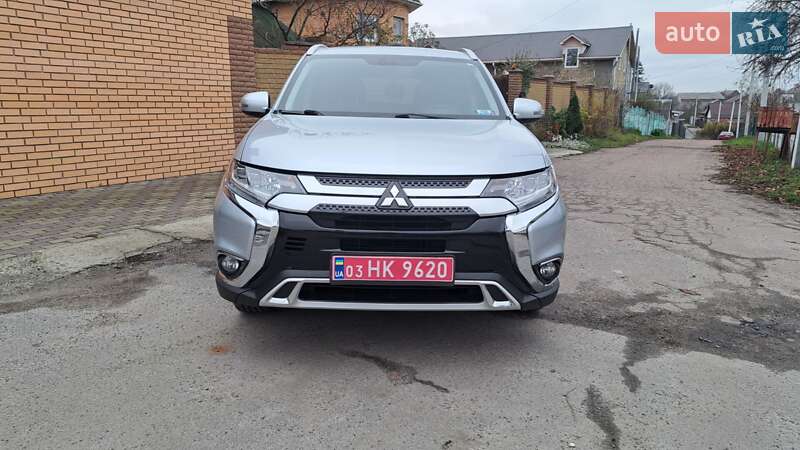 Позашляховик / Кросовер Mitsubishi Outlander 2017 в Києві