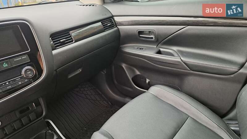 Позашляховик / Кросовер Mitsubishi Outlander 2017 в Києві