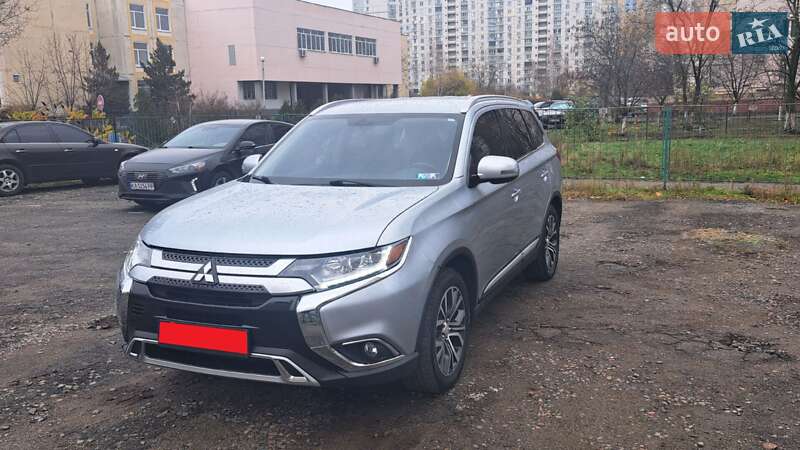 Позашляховик / Кросовер Mitsubishi Outlander 2017 в Києві